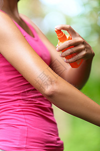 驱蚊剂-使用驱虫剂的妇女图片