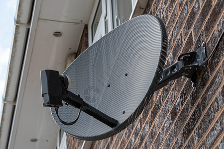 安装在砖墙上的电视卫星磁盘房子海浪盘子住宅天空接待金属网络技术图片