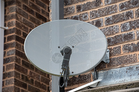 安装在砖墙上的电视卫星磁盘技术金属海浪网络接待住宅房子天空盘子图片