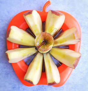 苹果在苹果切割机中美丽地展示 就像花形一样 它吸引着白底吃叶子水果白色食物健康小吃绿色免疫黄色红色图片