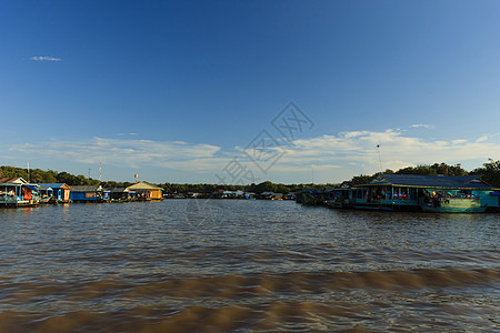 漂浮的村落整齐 Tonle湖天空木头生活旅行钓鱼蓝色渔夫树液热带文化图片