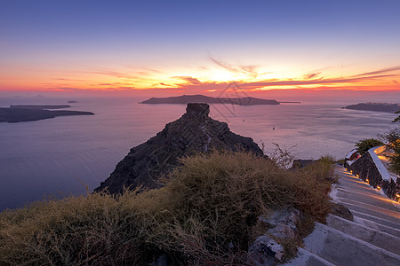 日落俯视卡路德拉和圣托里尼的海岩石假期海景建筑天空海岸线旅行酒店旅游建筑学图片