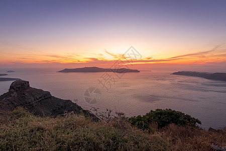 日落俯视卡路德拉和圣托里尼的海海岸线海岸建筑酒店建筑学地标城市海景旅游天空图片