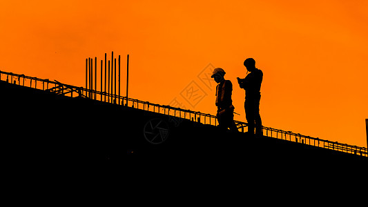 在建筑工地工作的建筑工人 让建筑团队在重工业高地和安全概念中工作商业阴影男人屋顶公司工人地面制造业男性基础设施图片