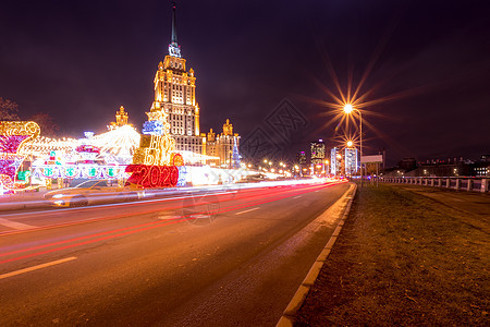 夜里在城市中闪亮的车行驶 莫斯科场景景观摩天大楼运输市中心运动交通速度汽车街道图片