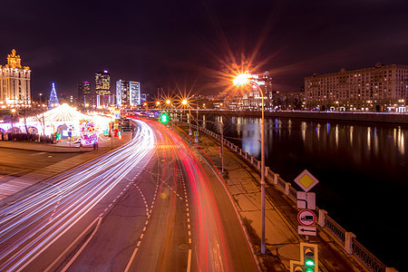 夜里在城市中闪亮的车行驶 莫斯科天际交通景观市中心汽车运输运动场景照明摩天大楼图片