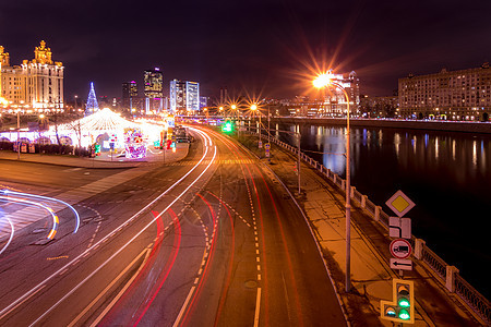 夜里在城市中闪亮的车行驶 莫斯科照明速度天际街道场景市中心景观交通摩天大楼汽车图片