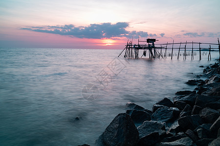 日落时 马六甲海峡的木卫一渔夫小屋巨石海景反射码头黄金时段夕阳热带场景橙子图片