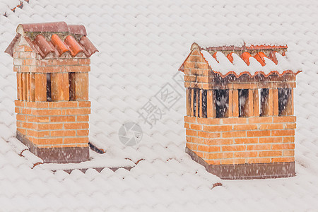 在大雪下山的时候 房子的烟囱图片