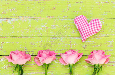 浪漫玫瑰花 木本上有粉红心图片
