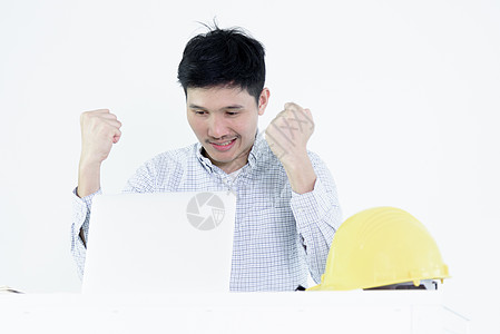 亚洲亚洲雇员工工薪男坐在办公桌和工作h商务老鼠工程师蓝色薪水电脑人士胜利工人写作图片