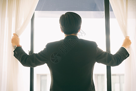 亚洲经销商经理已经开窗 和Fe开窗幕思维管理人员手表假期男人商业工人房间窗帘建筑图片