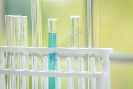 一套实验室玻璃器械 在试验室里装有丰富多彩的物品白色显微镜绿色器皿药品科学黄色蓝色医疗学习图片
