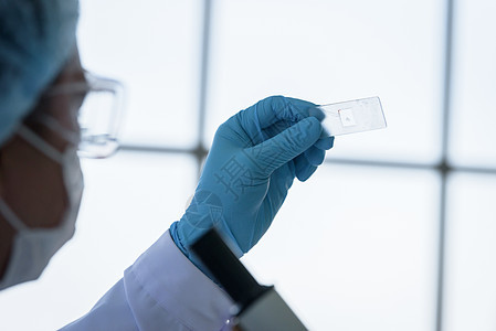 亚洲人类科学家在实验室里研究和学习 研究与学习眼镜手套显微镜玻璃化学品技术房间生物学药品男人图片