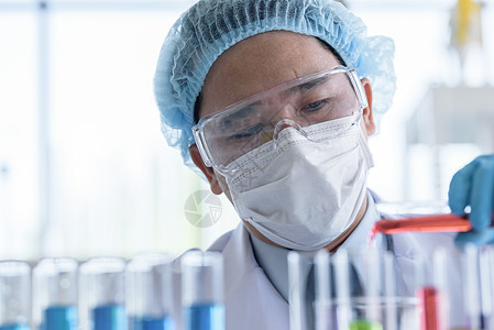 亚洲人类科学家在实验室里研究和学习 研究与学习测试手套房间女性技术实验工人工具科学化学家图片