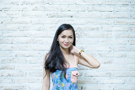亚洲漂亮女孩 以砖块的后盖状装扮着时髦的概念图片