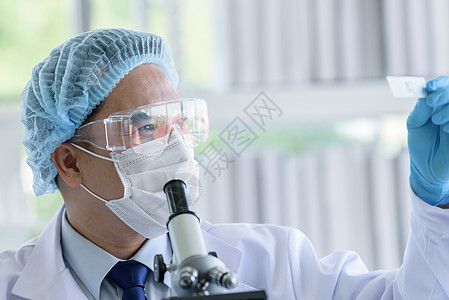 亚洲人类科学家在实验室里研究和学习 研究与学习生物学测试技术眼镜显微镜玻璃生物男人房间工具图片