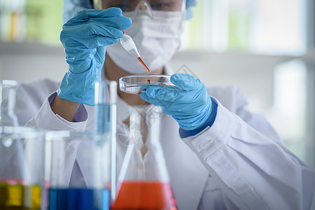 研究和学习的亚裔年轻女学生科学家实验室药品手套技术女孩惊喜女士化学管子房间图片