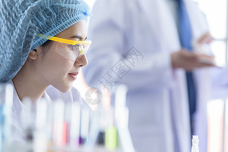 研究和学习的亚裔年轻女学生科学家手套房间生物学生物管子化学家测试技术眼镜药品图片
