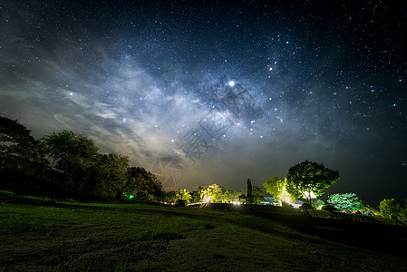 拉恰布里省夜空中的星系和银河系场景星云场地天空星星蓝色乳白色宇宙森林科学图片