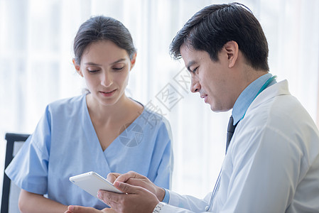 医生在医院或医疗中心照顾生病的病人妇女咨询卫生疾病从业者诊断考试治疗女士桌子蓝色图片