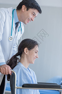 医生在医院或医疗中心照顾生病的病人妇女从业者办公室治疗桌子咨询蓝色访问职业诊断保健图片