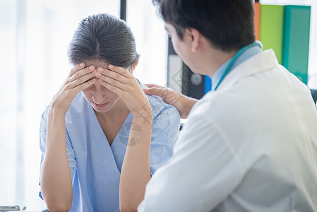医生照顾一位有病的 伤痛和忧伤的妇女从业者疾病疼痛治疗诊断保健考试悲伤专家医师图片
