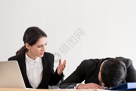 一位女商务人士对同事睡着感到不爽 在W区女性笔记本男人公司女士职场员工电脑商务午睡图片