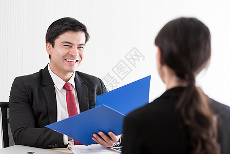 一名商务人士倾听和与女候选人交谈 并回答会议银行人士蓝色客户职业面试男性顾客男人图片