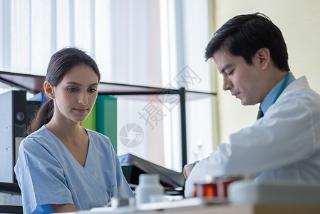 医生在医院或医疗中心照顾生病的病人妇女疾病职业治疗药品办公室帮助保健实验室考试男人图片