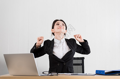 一名女商务人士休息休息 在办公室上伸展时间肩膀手臂衬衫椅子女性工作女士工人压力人士图片