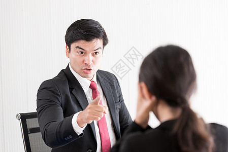 经理以愤怒和不愉快的心情向女雇员发脾气职场商业工作女士男人商务药片文书报告压力图片