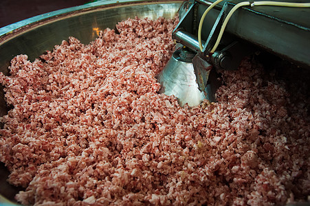 生产线上香肠的混合原料配料猪肉工具牛肉工作美食工人工厂屠夫机器食物图片
