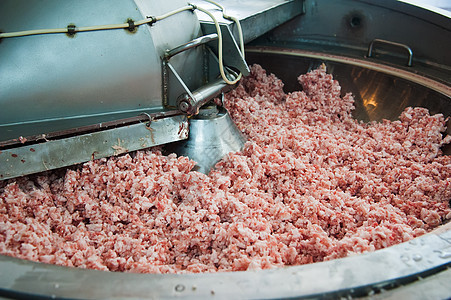生产线上香肠的混合原料配料工厂工具机械美食工人屠夫猪肉牛肉工作食物图片