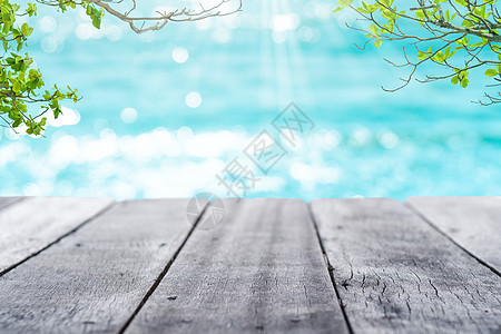具有美丽海滩背景的旧木桌的精选焦点 用于展示您的产品木头地平线海洋太阳海岸旅游假期天空海景晴天图片
