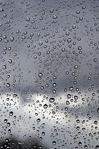 雨天车水滴在窗玻璃上 雨天雨滴天气白色水分液体宏观窗户气泡背景