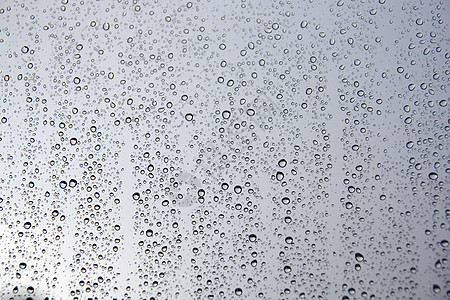 窗户上下着雨滴天空宏观天气环境玻璃蒸汽水滴水分气候图片