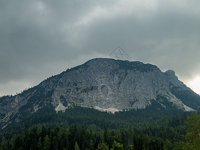 Ehrwald附近位于的Hike蓝色盘子天堂季节全景顶峰地块长椅远足娱乐图片