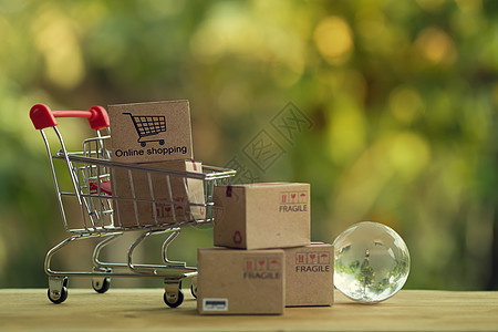 在线购物和电子商务概念 购物车和水晶球中的纸盒 交易管理系统 使客户可以随时从该运营商处购买产品和服务图片