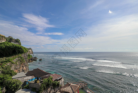 印度尼西亚巴厘岛苏卢班海滩的Delpi Rock休息厅俯视着海洋 这是一个观察日落和大冲浪场景的好地方晴天甲板椅子长椅旗帜地平线图片