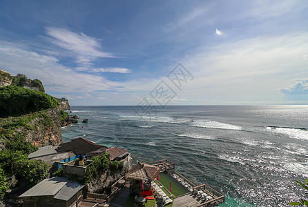 印度尼西亚巴厘岛苏卢班海滩的Delpi Rock休息厅俯视着海洋 这是一个观察日落和大冲浪场景的好地方悬崖叶子甲板游泳假期蓝色热图片