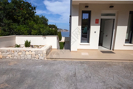 在西班牙海边的房子里 有两层小屋和舒适设施岩石旅游山脉假期地面蓝色丘陵窗户场景公寓图片