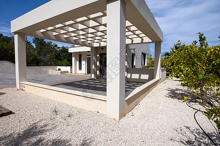 在西班牙海边的房子里 有两层小屋和舒适设施旅游海岸财产闲暇客厅海滩岩石太阳家具山脉图片