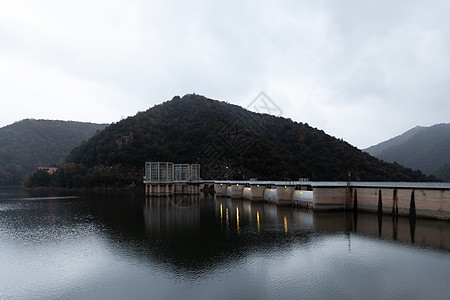 西班牙Sau水库大坝废水店铺流动治疗过滤工程活力力量植物反射图片