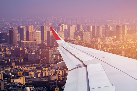 来自飞机窗口的  巴黎城市视图天际运输景观空气旅行商业全景速度太阳地平线图片