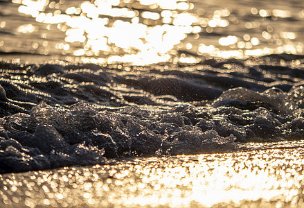海边海滩 特写日出飞溅运动日落气泡冲浪力量太阳海浪海景阳光图片