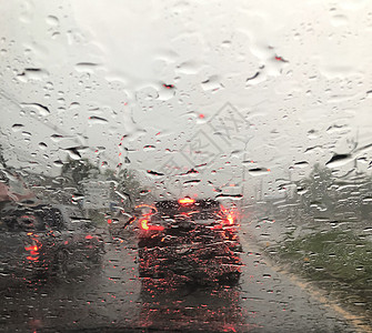 晚上在挡风玻璃上漂浮着 大雨一阵下雨车辆交通暴雨反射安全警告季节街道玻璃图片