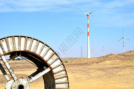 从印度拉贾斯坦邦斋沙默尔前往萨姆沙丘 塔尔沙漠 的路上 风车背景下的风车 Jaisalmer 风电场是印度第二大运营陆上风电场发图片