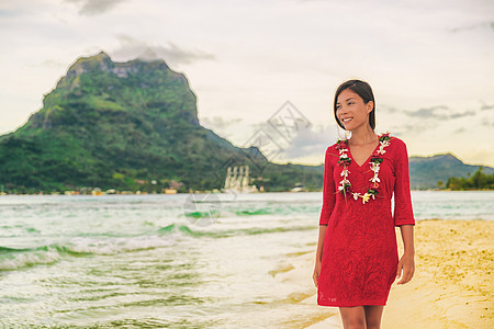 波拉波拉岛豪华度假美丽的亚洲旅游女性在塔希提岛法属波利尼西亚游轮旅行冒险 在日落海滩散步时戴着花环项链微笑的女孩蜜月女士日落海滩图片