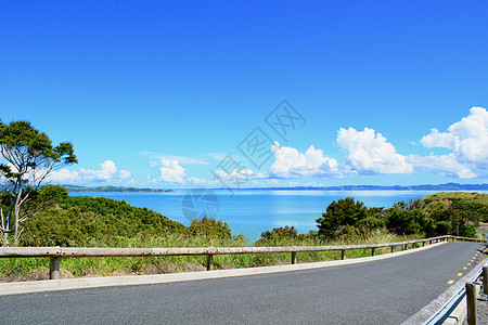 一条通往海洋的狭窄沥青路在一定距离内看到明蓝海天空海岸海景长路晴天蓝天旅行海岸线支撑小路图片
